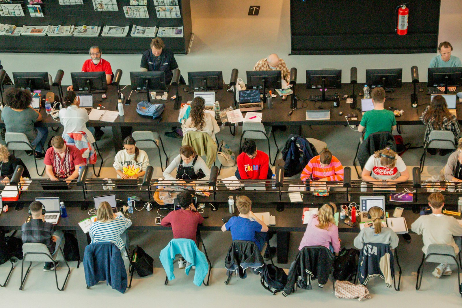 Étudiants en espace de coworking moderne